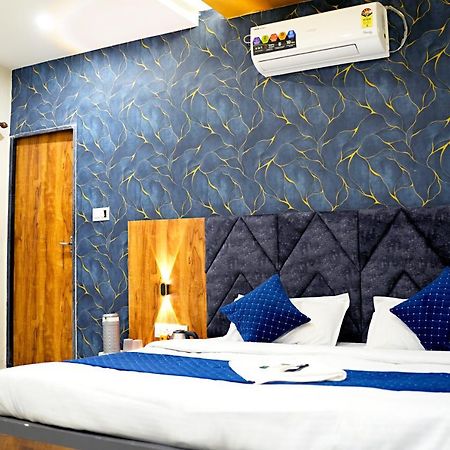 Hotel Mahalok Palace Ujjain Bagian luar foto