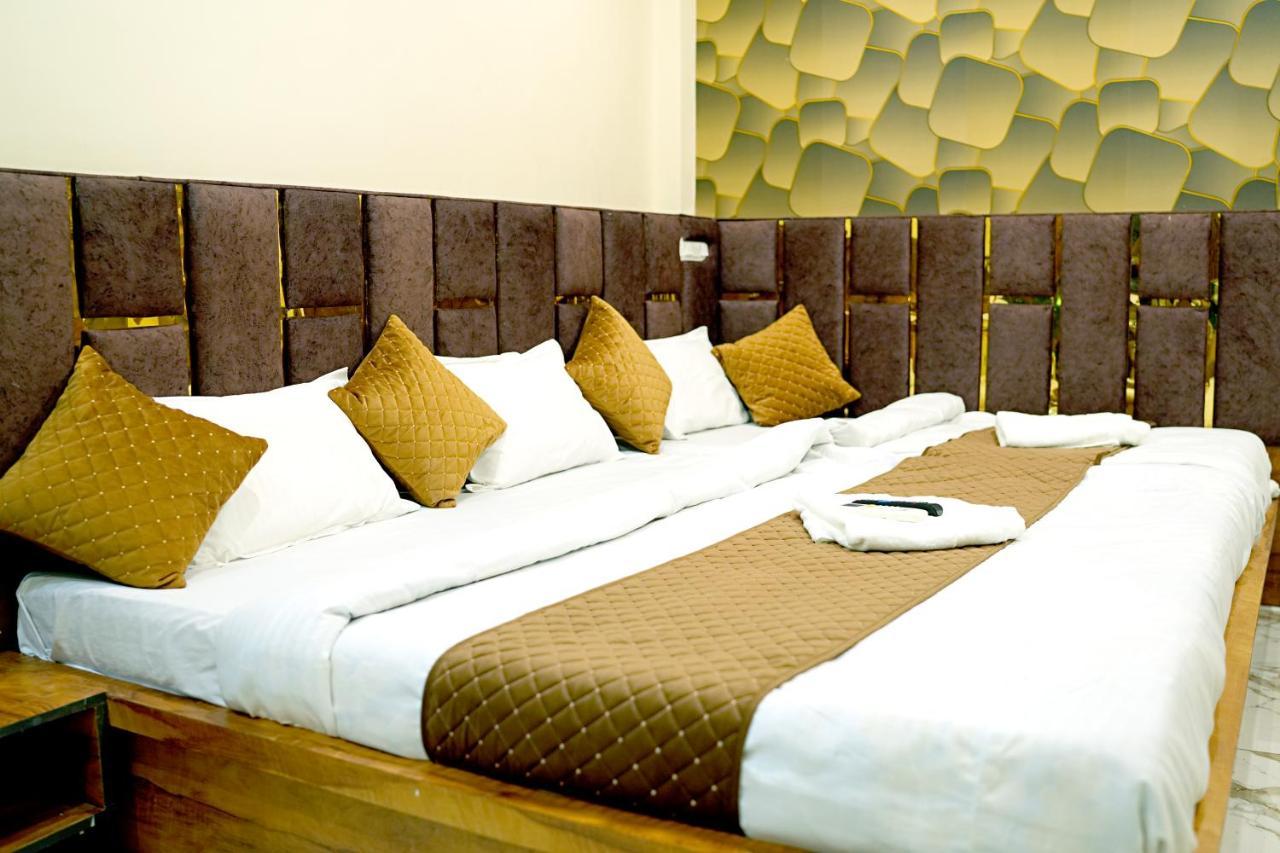 Hotel Mahalok Palace Ujjain Bagian luar foto