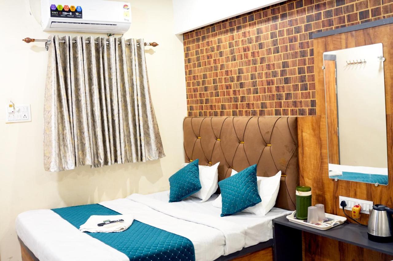 Hotel Mahalok Palace Ujjain Bagian luar foto
