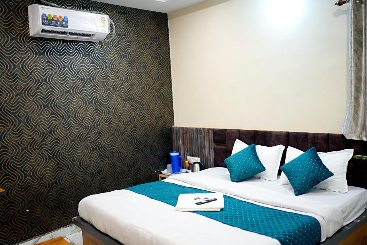 Hotel Mahalok Palace Ujjain Bagian luar foto