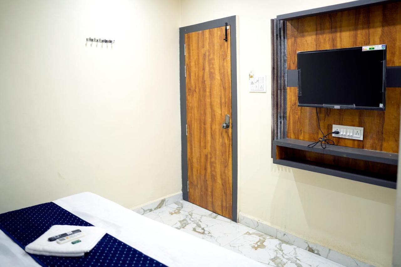 Hotel Mahalok Palace Ujjain Bagian luar foto
