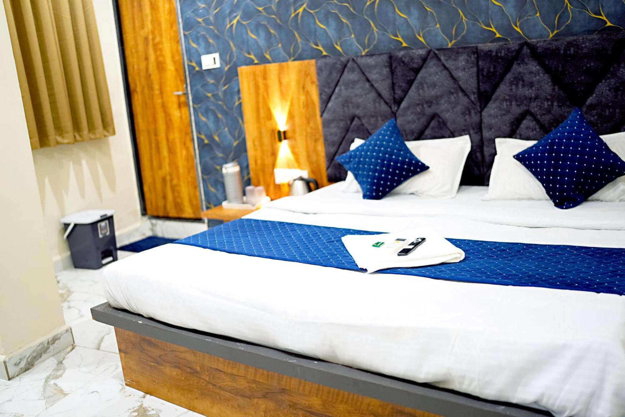 Hotel Mahalok Palace Ujjain Bagian luar foto
