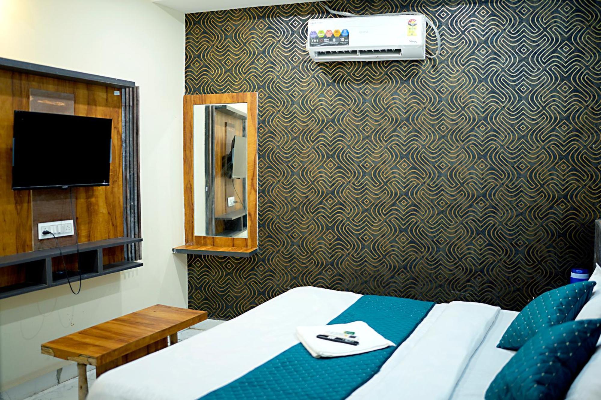 Hotel Mahalok Palace Ujjain Bagian luar foto