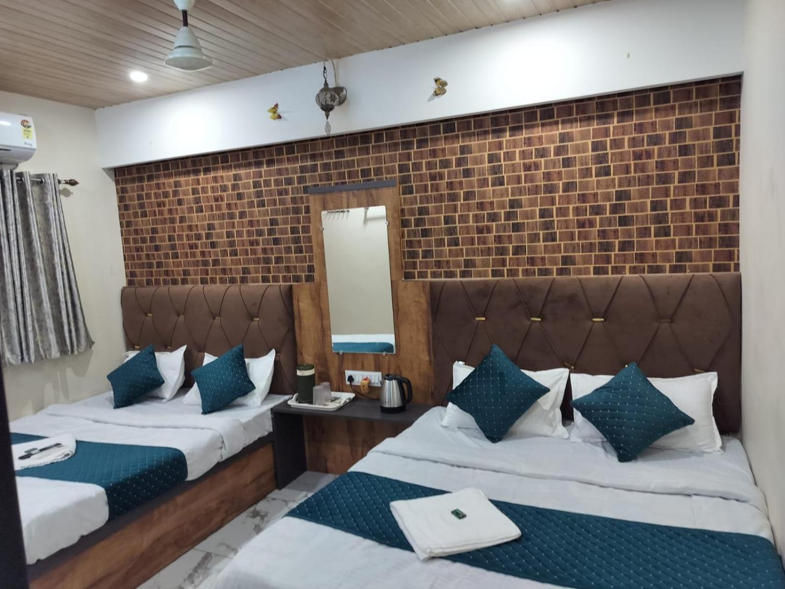 Hotel Mahalok Palace Ujjain Bagian luar foto