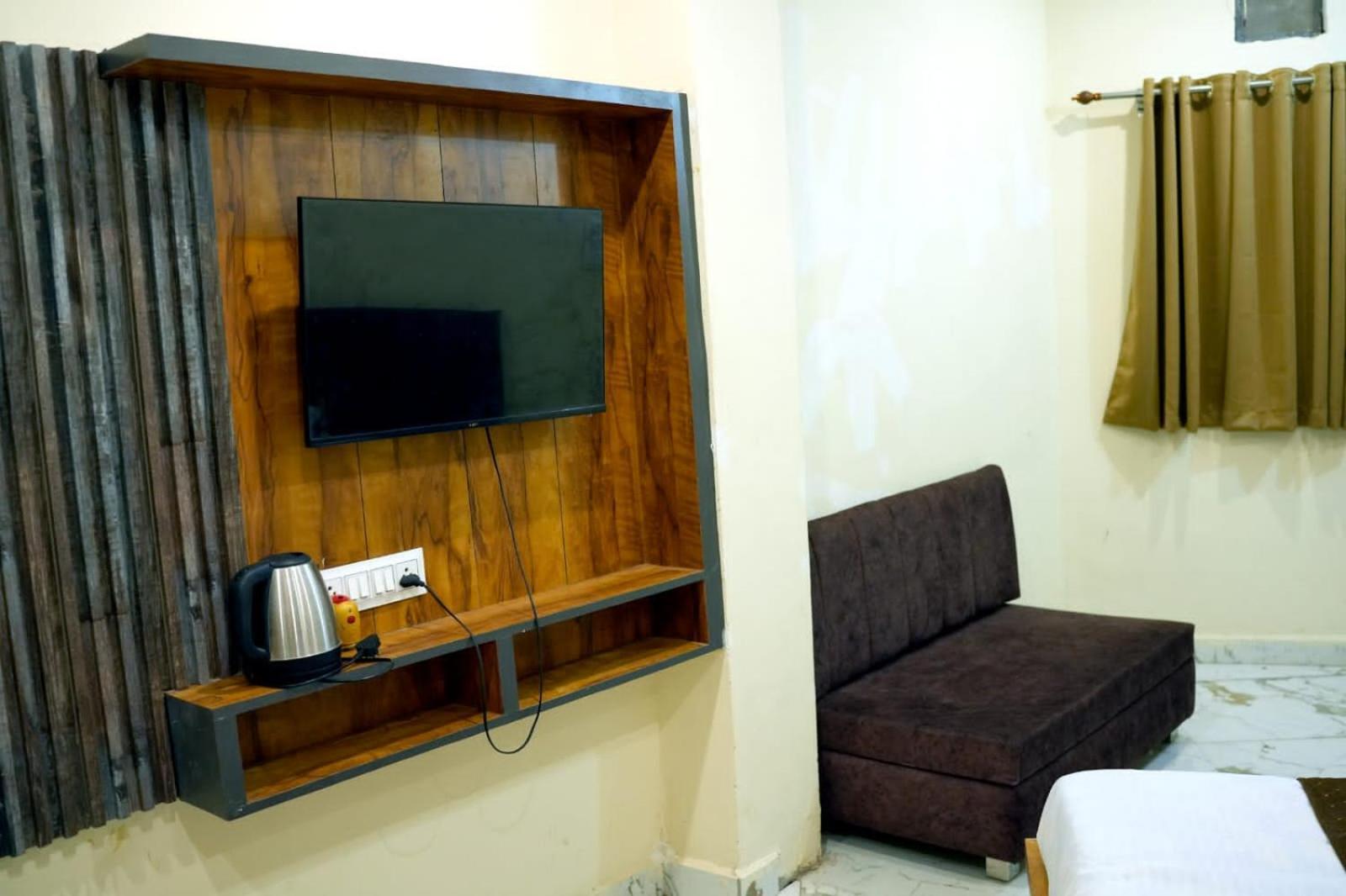 Hotel Mahalok Palace Ujjain Bagian luar foto